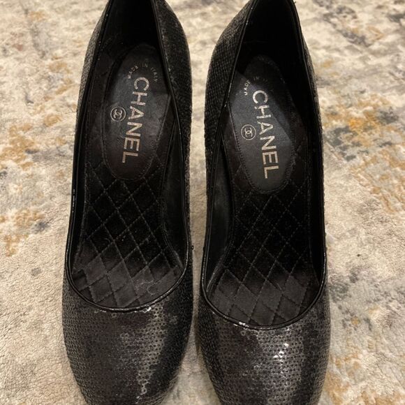 CHANEL BLACK SEQUIN ROUND TOE PUMPS - Picture 3 of 5